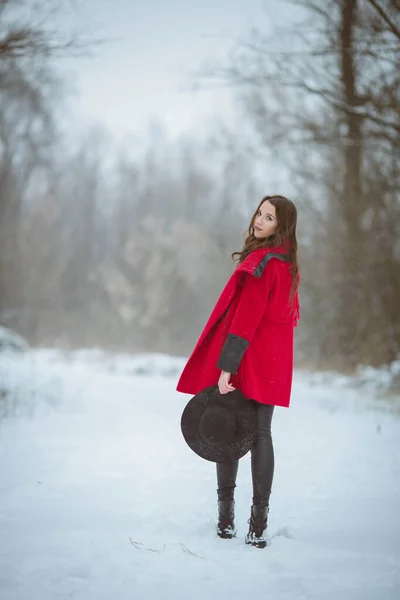눈덮인 속에서 코트를 소녀의 온몸을 — 스톡 사진