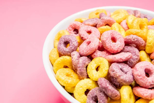 Primer Plano Anillos Cereales Para Desayuno Tazón Aislado Sobre Fondo —  Fotos de Stock