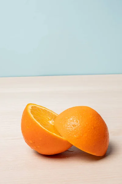 Plano Vertical Una Naranja Recién Cortada Sobre Una Superficie Madera — Foto de Stock