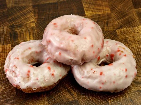 Primer Plano Coloridas Rosquillas Acristaladas Sobre Mesa — Foto de Stock