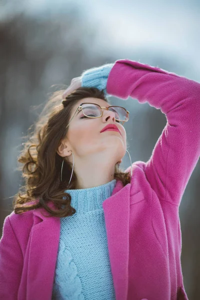 Portrait Young Brunette Girl Eyeglasses Wearing Pink Coat Posing Snow — 스톡 사진