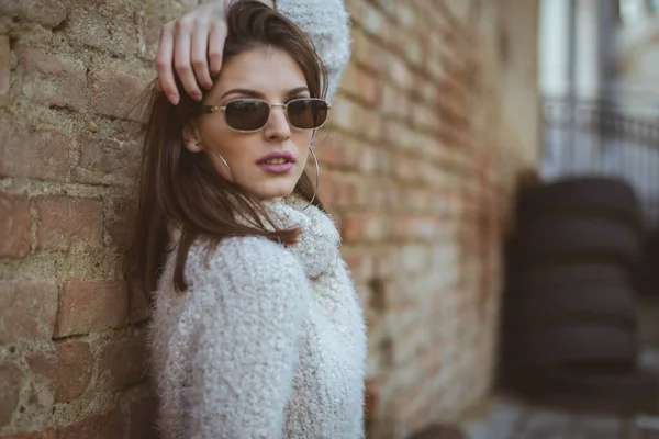 Una Mujer Morena Confiada Con Gafas Sol Suéter Cuello Alto — Foto de Stock