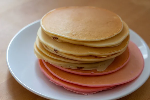 Een Close Shot Van Heerlijke Zelfgemaakte Pannenkoeken Een Bord — Stockfoto