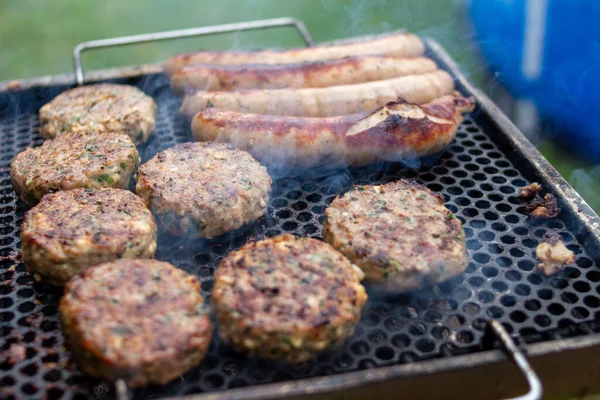 Primer Plano Carne Fresca Salchichas Una Barbacoa Parrilla —  Fotos de Stock