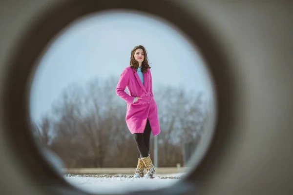 Genç Esmer Bir Kızın Karlı Bir Ormanda Pembe Bir Palto — Stok fotoğraf