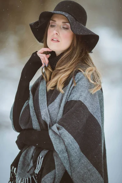 Portrait Young Woman Wearing Hat Oversized Blanket Scarf Standing Winter — Photo