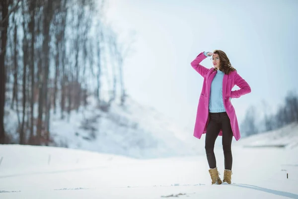 Full Body Shot Young Brunette Girl Covering Her Face Sun — 스톡 사진