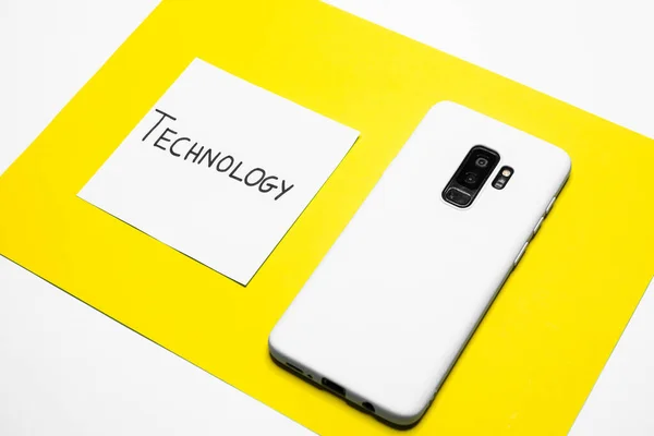 Sebuah Gambar Close Dari Smartphone Putih Pada Permukaan Kertas Kuning — Stok Foto