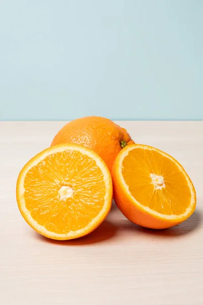 Una Toma Vertical Naranjas Recién Cortadas — Foto de Stock