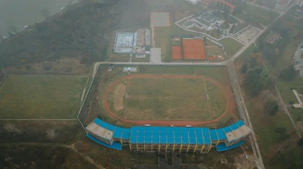 霧の多い天候で撮影されたサッカー場の空中ショット — ストック写真