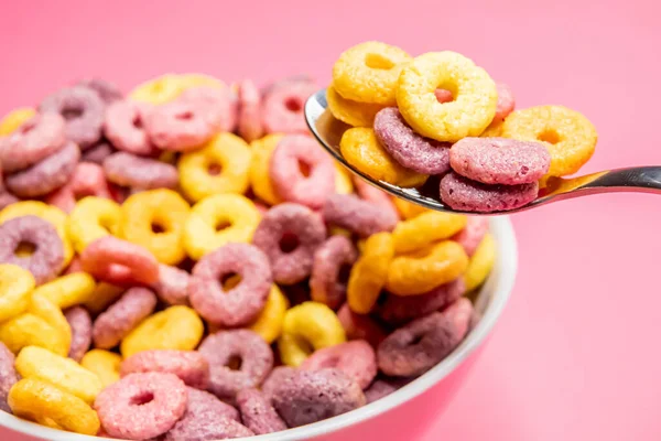 Primer Plano Delicioso Cereal Colorido Tazón Con Una Cuchara Sobre —  Fotos de Stock