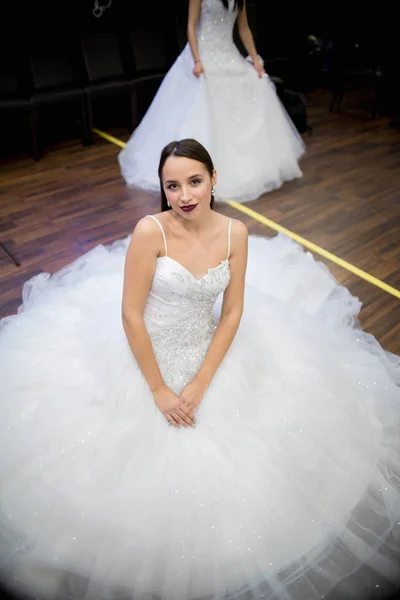 Eine Schöne Brünette Mädchen Einem Ballkleid Hochzeitskleid Sitzt Auf Dem — Stockfoto