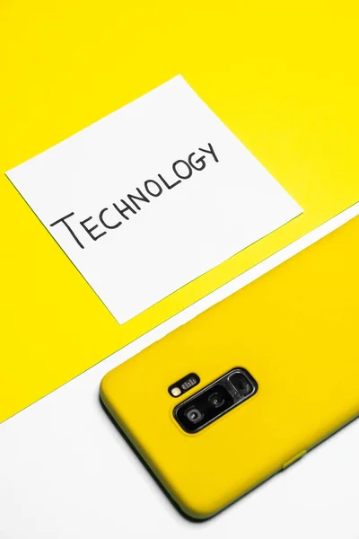 Sebuah Gambar Vertikal Dari Smartphone Putih Pada Permukaan Kertas Kuning — Stok Foto