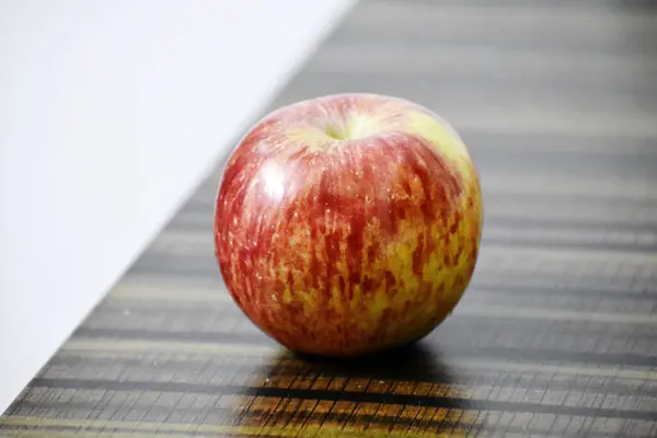 Ein Selektiver Fokus Eines Apfels Auf Einer Glatten Oberfläche — Stockfoto