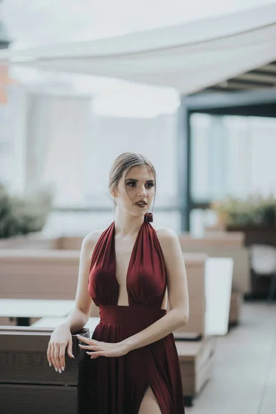 Açık Hava Restoranında Kırmızı Elbise Giyen Esmer Bir Kadının Sığ — Stok fotoğraf