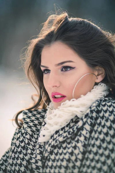 Портрет Молодої Милої Брюнетки Стильному Зимовому Вбранні Позує Вулиці Сонячний — стокове фото
