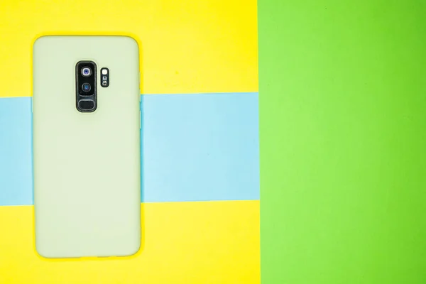 Renkli Bir Kağıt Yüzeyde Akıllı Bir Telefonun Yakın Çekim Görüntüsü — Stok fotoğraf