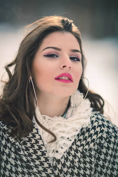Портрет Молодої Милої Брюнетки Стильному Зимовому Вбранні Позує Вулиці Сонячний — стокове фото