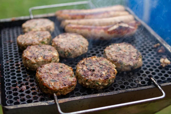 Primer Plano Carne Fresca Salchichas Una Barbacoa Parrilla —  Fotos de Stock