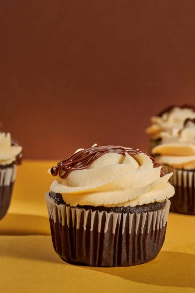 Delizioso Cupcake Cioccolato Sulla Superficie Gialla — Foto Stock