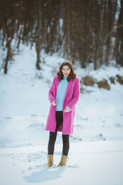 Tiro Corpo Inteiro Uma Jovem Morena Com Óculos Floresta Nevada — Fotografia de Stock