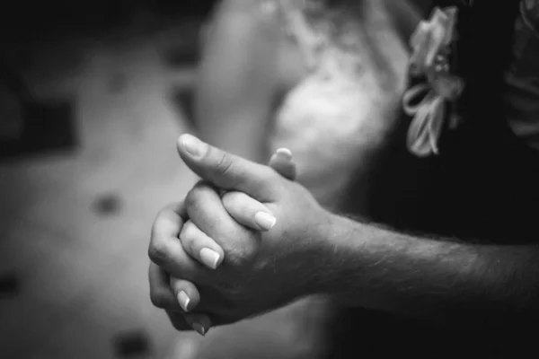 Ein Seichter Fokus Eines Frisch Vermählten Paares Das Händchen Hält — Stockfoto