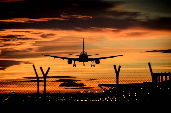 Красивый Снимок Силуэта Летающего Самолета Золотыми Облаками Закате — стоковое фото
