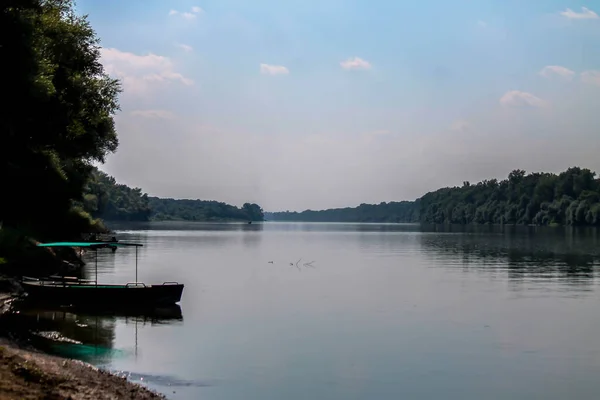 Piękny Widok Rzekę Savę Łódź Okoliczne Lasy Bośni Hercegowinie — Zdjęcie stockowe