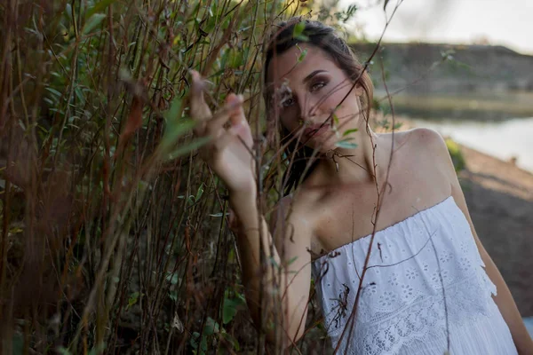 Jovem Atraente Bonito Bósnio Menina Com Vestido Branco Posou Natureza — Fotografia de Stock