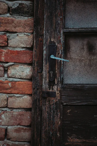 Colpo Verticale Parte Una Vecchia Porta Legno Edificio Pietra — Foto Stock