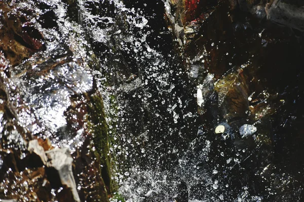 在河里拍了一张近照的水滴 — 图库照片