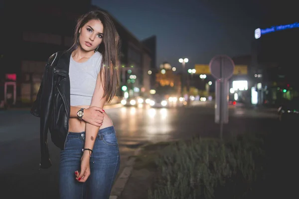 Una Chica Bosnia Sexy Elegante Pie Calle Mirando Cámara Noche — Foto de Stock