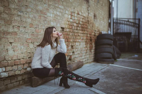 Eine Selbstbewusste Brünette Frau Rollkragenpullover Und Hohen Stylischen Stiefeln Sitzt — Stockfoto
