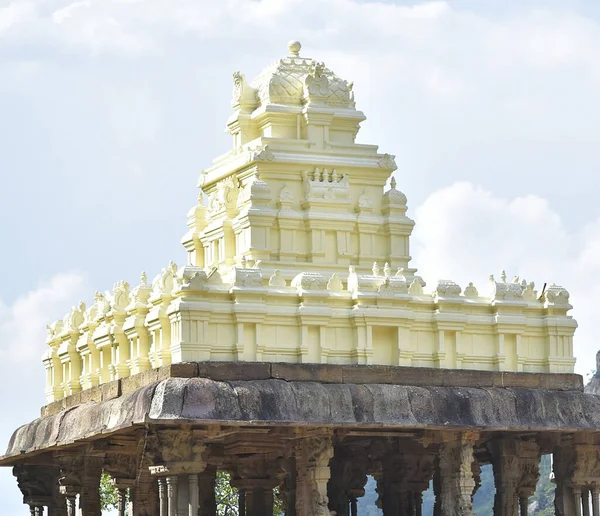 Eine Schöne Aufnahme Eines Hinduistischen Tempels Auf Einem Stein Bei — Stockfoto