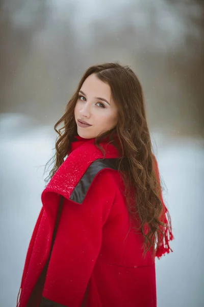 Portrét Brunetky Dívající Přes Rameno Stylovém Červeném Kabátě Zasněženém Lese — Stock fotografie