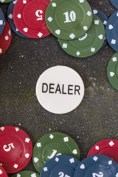 Een Close Van Een Dealer Knop Onder Poker Chips Een — Stockfoto