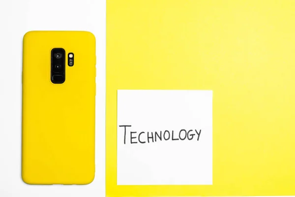 Sebuah Gambar Close Dari Smartphone Kuning Pada Permukaan Kertas Kuning — Stok Foto
