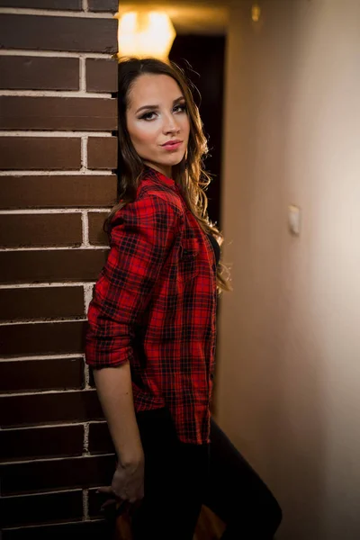 Portrait Smiling Brunette Girl Natural Makeup Leaning Brick Wall Wearing —  Fotos de Stock