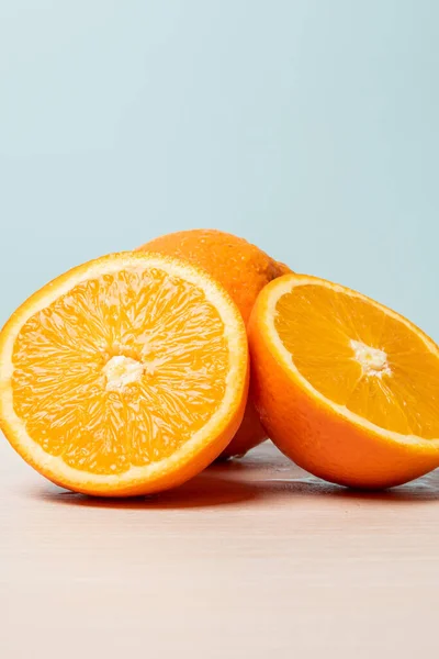 Una Toma Vertical Naranjas Recién Cortadas Rodajas — Foto de Stock