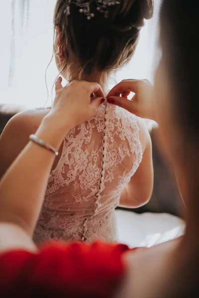 Tiro Retrovisor Uma Mulher Ajudando Noiva Consertar Seu Vestido — Fotografia de Stock