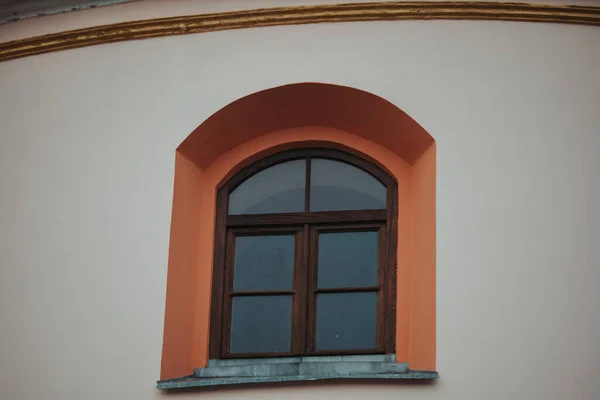 建物のアーチ型の窓の低角度ショット — ストック写真