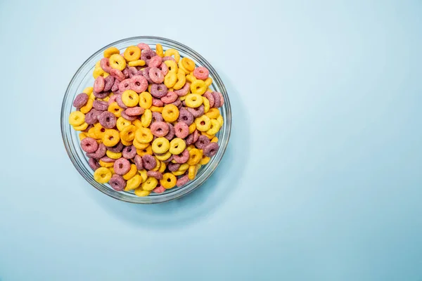 Una Vista Superior Tazón Cereal Colores Una Superficie Azul Bajo —  Fotos de Stock