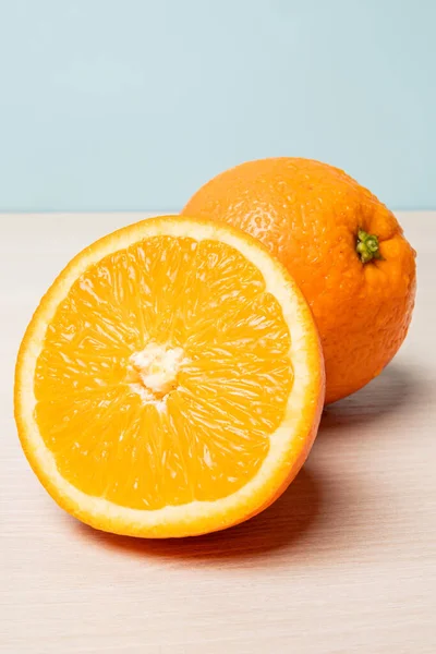 Una Toma Vertical Naranja Recién Cortada Rodajas — Foto de Stock