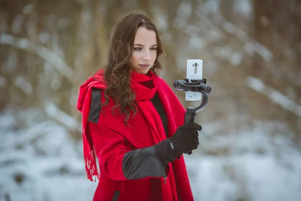 눈덮인 속에서 코트를 핸드폰을 셀카를 소녀의 — 스톡 사진