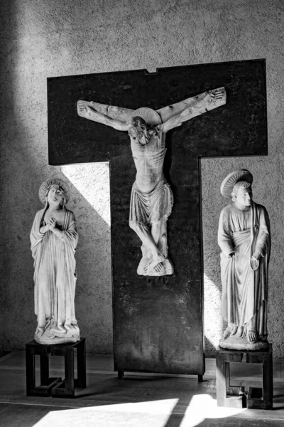 Uno Scatto Scala Grigi Della Statua Della Crocifissione Gesù — Foto Stock