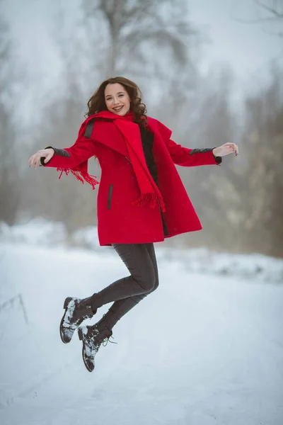 Полная Фотография Молодой Счастливой Брюнетки Прыгающей Снежном Лесу Стильном Красном — стоковое фото