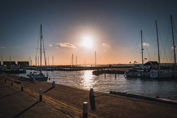 Uma Vista Panorâmica Barcos Atracados Porto Contra Fundo Sol Brilhante — Fotografia de Stock