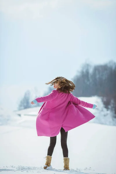 눈덮인 속에서 코트를 정신나간 — 스톡 사진