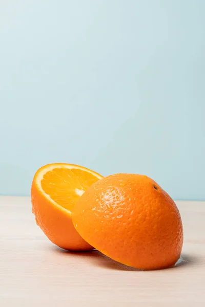 Plano Vertical Una Naranja Recién Cortada — Foto de Stock