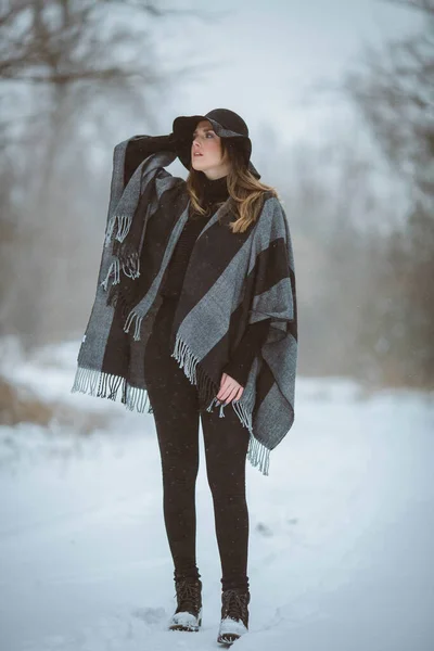 冬には帽子をかぶる若い女性と 外に立つ特大のブランケットスカーフの全身撮影 — ストック写真